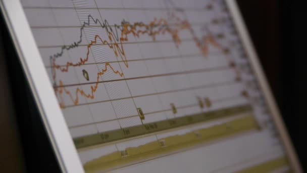 Перегляд діаграми бізнес-даних з Інтернету, комп'ютер показує фінансову цифрову
. - Кадри, відео