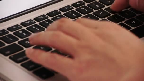 Operador de computador alfabetizado, digitando teclado laptop
. - Filmagem, Vídeo