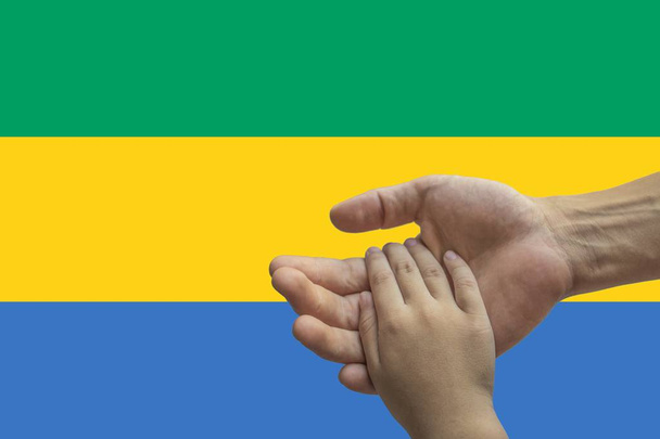 Gabonin lippu, monikulttuurisen nuorisoryhmän yhdistäminen - Valokuva, kuva
