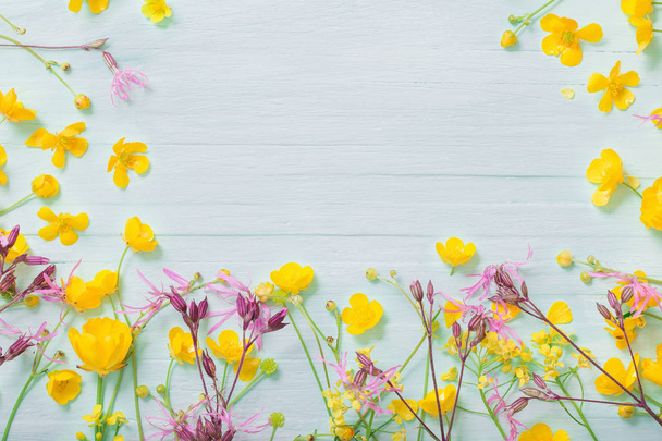 summer flowers on green wooden background  - Foto, imagen