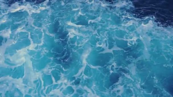 Olas con espuma detrás de un barco. Patrones de olas en el agua. Vista de la superficie del agua desde el crucero en 4k
 - Metraje, vídeo