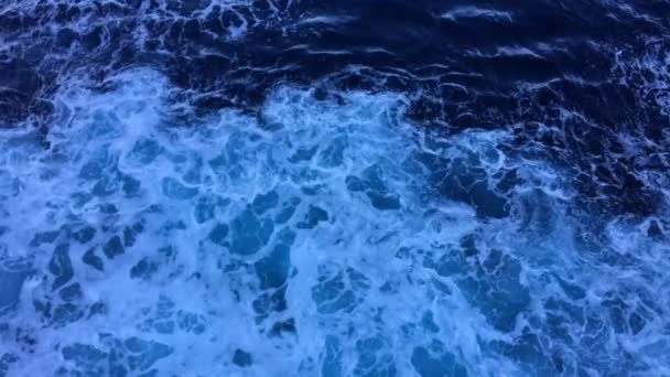Olas con espuma detrás de un barco en cámara lenta. Patrones de olas en el agua. Vista de la superficie del agua desde el crucero
 - Metraje, vídeo