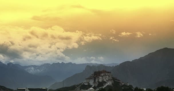 4k Palác Potala ráno, Lhase, Tibetu. bázové mraky plující nad. - Záběry, video