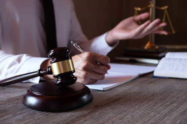 Mužský právník pracující se soudními spisy na stole v soudní síni - Fotografie, Obrázek