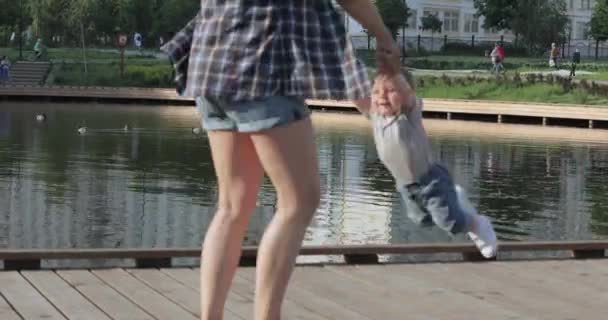 Mom is spinning a baby - Кадри, відео