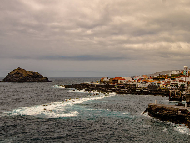 Atlantik Okyanusu 'ndaki tipik eski bir kasabanın geniş manzarası. - Fotoğraf, Görsel