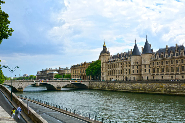 Κάστρο Conciergerie - πρώην βασιλικό παλάτι και φυλακή. Conciergerie βρίσκεται στα δυτικά του νησιού Cite και σήμερα είναι μέρος του μεγαλύτερου συγκροτήματος γνωστό ως Palais de Justice. Παρίσι, Γαλλία - Φωτογραφία, εικόνα