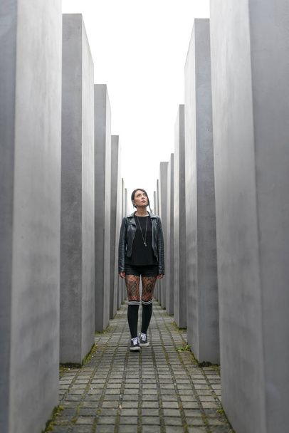 BERLIN - CIRCA JUILLET 2017 : Une jeune femme marche à l'intérieur de l'Holoca
 - Photo, image