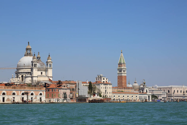 VENICE, ITALY - APRIL 20, 2019: View from the waterbus (vaporetto, canal boat, steamboat, motorboat used for public transportation) on the sights and art detailts of the city Venice, architecture, citizens and tourists. - Foto, Bild