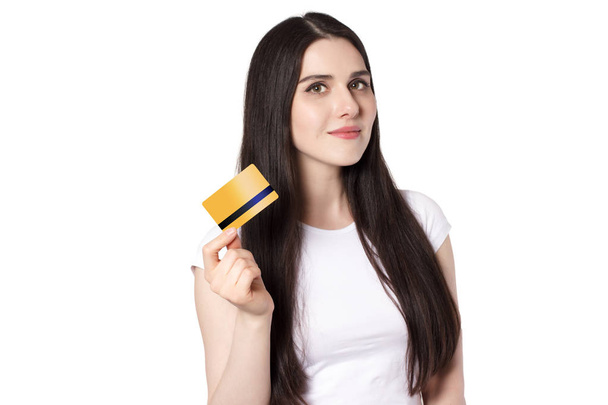 Jeune femme aux cheveux noirs avec carte de crédit
 - Photo, image