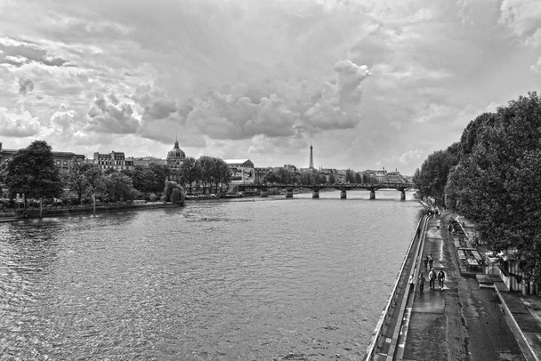 Παρίσι, Γαλλία-Μάιος, 2019. Το Ποντ Νεφ είναι, παρά το όνομά του, η παλαιότερη υπάρχουσα γέφυρα στο Παρίσι. Στο παρασκήνιο, ο Πύργος του Άιφελ και ο θόλος της γαλλικής Ακαδωθιέρας - Φωτογραφία, εικόνα