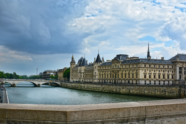 Zamek Conciergerie - były pałac królewski i więzienie. Conciergerie znajduje się na zachód od wyspy Cite, a dziś jest częścią większego kompleksu znanego jako Palais de Justice. Paryż, Francja - Zdjęcie, obraz