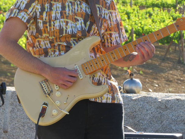 Музыкант, играющий на гитаре, сочиняя красивые песни
 - Фото, изображение