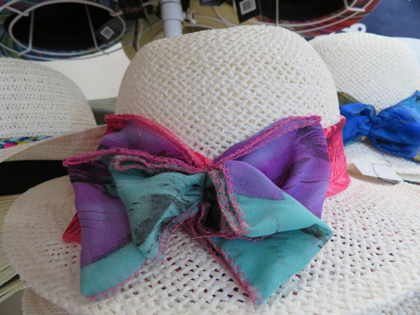 Bonitos chapéus de palha para cobrir do sol
 - Foto, Imagem
