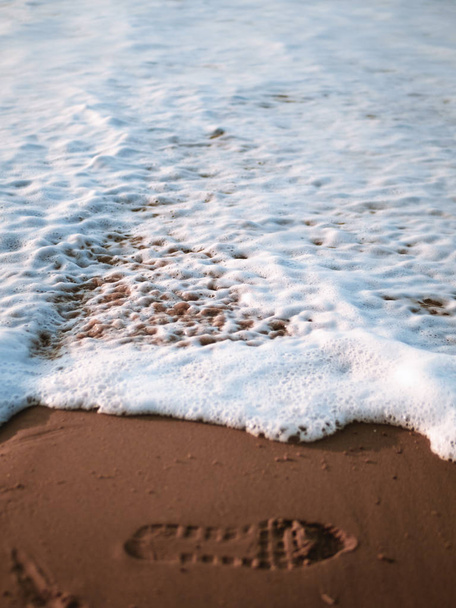 海岸線で洗われている足跡 - 写真・画像