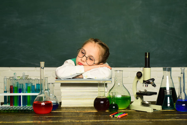 Kid from primary school. My chemistry experiment. Back to school and home schooling. Back to school - copy space. - Foto, afbeelding
