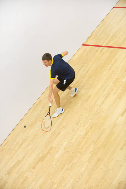 Genç adam squash oynuyor. - Fotoğraf, Görsel