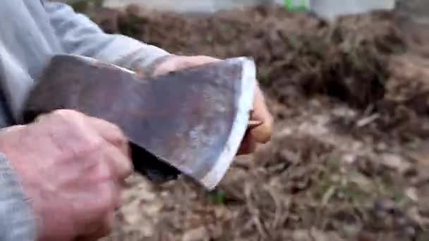 Sharpening a pencil with an ax is not every master can, skill sharpen a pencil acquired over the years - Footage, Video