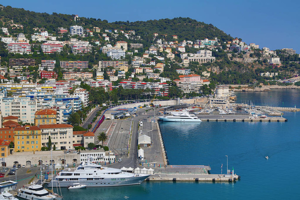Nice, Franciaország-június 11, 2014: kilátás a tengeri kikötő Nizza - Fotó, kép