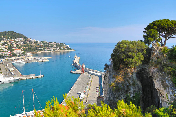 Prachtig uitzicht op de zeehaven en de vuurtoren van Nice, Frankrijk - Foto, afbeelding