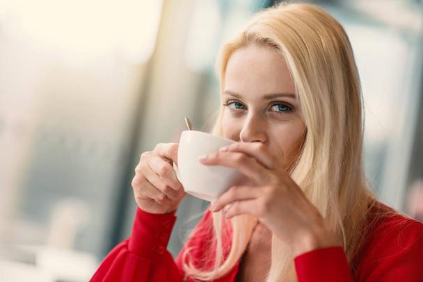 Blonde beautiful woman close up portrait drinking a tea. - Fotoğraf, Görsel
