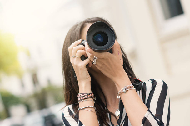 Woman portrait taking a picture with camera. Natural flare. - Foto, immagini