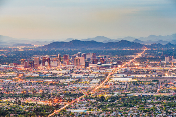 Phoenix, Arizona, USA belvárosi városkép alkonyatkor - Fotó, kép