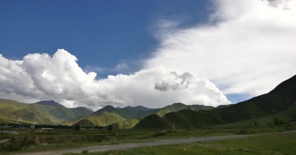 4k puffy wolken massa voortschrijdend over Tibet bergtop & vallei, dak van de wereld. - Video