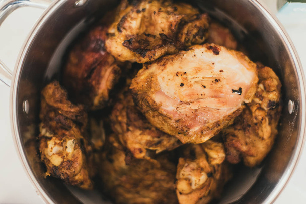 ψητό κοτόπουλο σε ένα κατσαρολάκι. Κοτόπουλο με χρυσή κρούστα από το φούρνο είναι στο πιάτο. - Φωτογραφία, εικόνα
