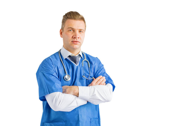 Γιατρός στέκεται με σταυρωτά χέρια, πορτρέτο απομονώνεται σε λευκό φόντο - Φωτογραφία, εικόνα