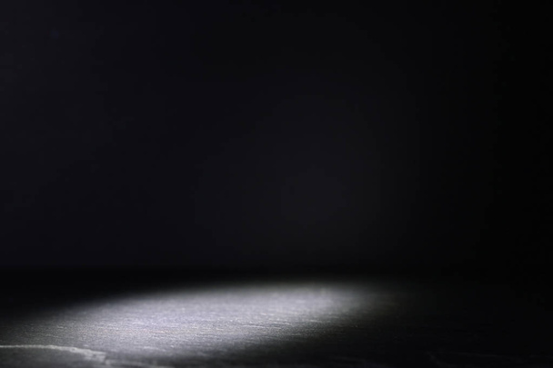 абстрактний темний концентрат підлоги сцени з туманом або туманом, прожектор і дисплей
 - Фото, зображення