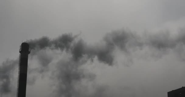 4 k ガス産業煙突、煙でエネルギー世代パイプから大浪. - 映像、動画
