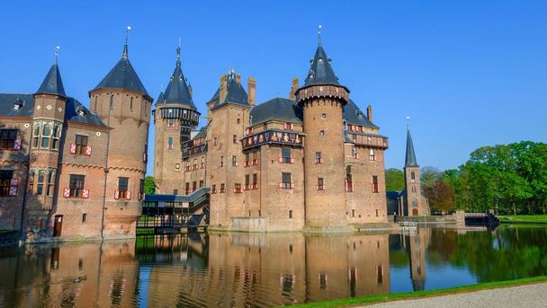 オランダ、湖のデハール城。オランダの有名な城 - 写真・画像