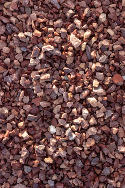 Rode marmeren chips textuur voor gebruik in landschapsontwerp en decoratie in de bloemistiek - Foto, afbeelding