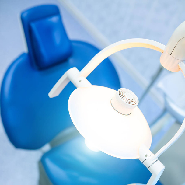 een tandheelkundige instrumenten voor het polijsten van tanden in de tandheelkundige kliniek op de achtergrond wazig stoel voor de patiënt - Foto, afbeelding