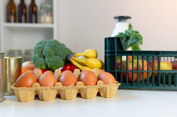 Comestibles y verduras frescas y saludables del supermercado en verde
 - Foto, imagen