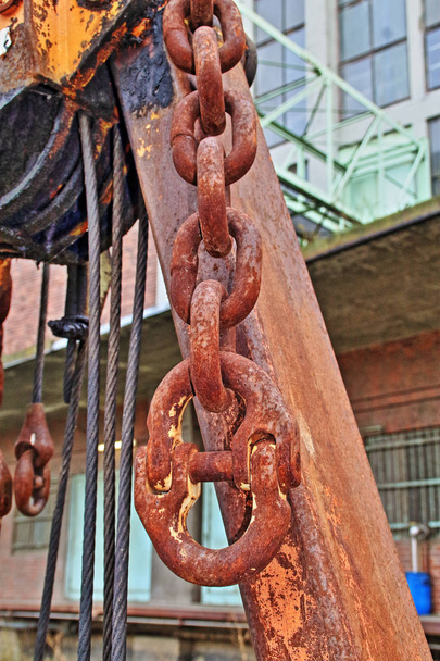 Cadeia de aço sólido para uso industrial
 - Foto, Imagem