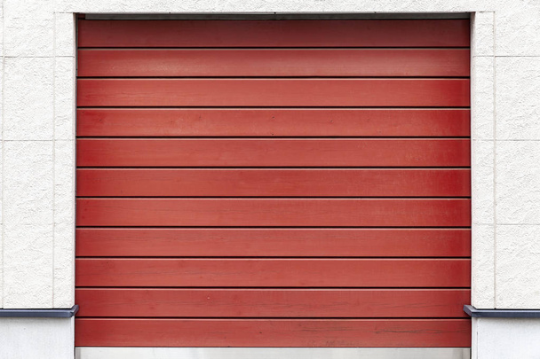 Porte de garage en bois rouge à la maison
 - Photo, image