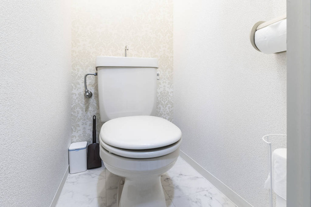 interiér čisté bílé toalety - Fotografie, Obrázek
