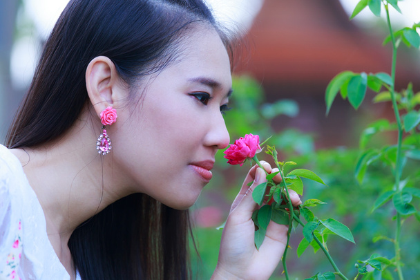azjatyckie kobiety w ogrodzie z różą - Zdjęcie, obraz