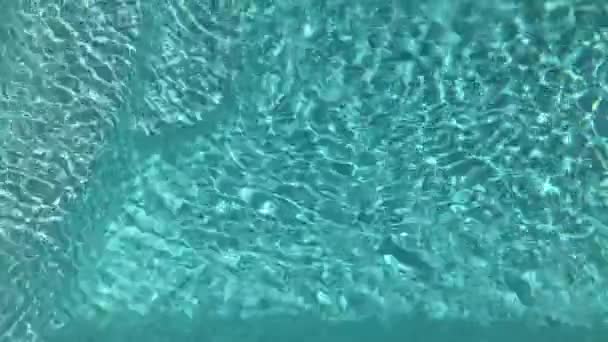 太陽反射の背景を持つスイミングプールの波紋水 - 映像、動画