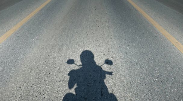Sombra de la motocicleta que conduce la carretera, espacio de copia
 - Foto, imagen
