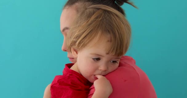 Matka przytulanie urocze małe dziecko - Materiał filmowy, wideo