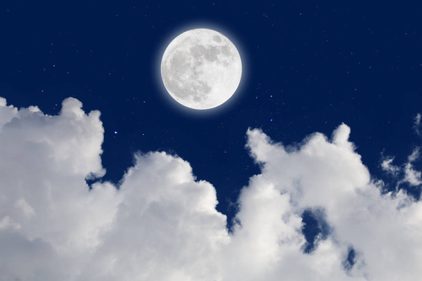 Luna llena con fondo estrellado y nubes. Noche romántica
.  - Foto, Imagen