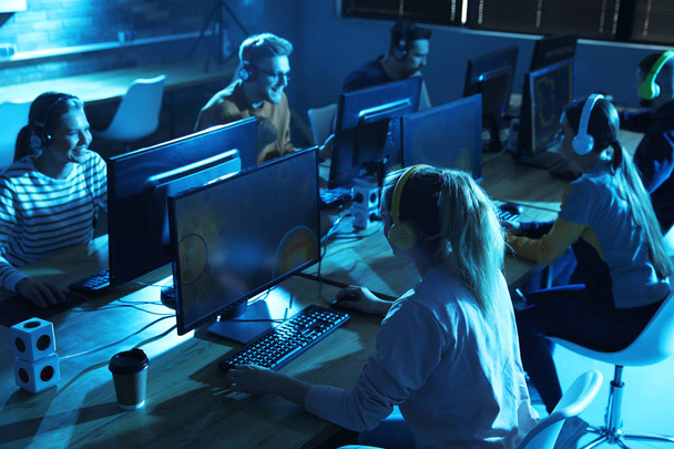 Groupe de personnes jouant à des jeux vidéo dans un cybercafé
 - Photo, image