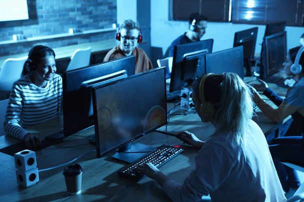 Gruppo di persone che giocano ai videogiochi in internet cafè
 - Foto, immagini