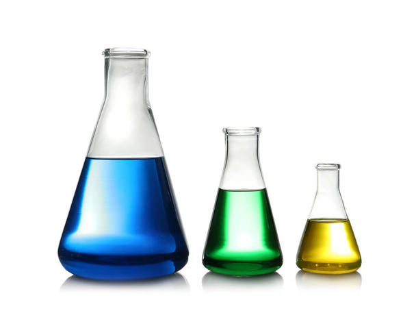 Erlenmeyer şişeleri ile renk sıvı beyaz izole. Çözelti kimyası - Fotoğraf, Görsel