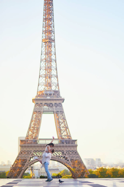 Paris'te mutlu romantik çift, Eyfel kulesi yakınında - Fotoğraf, Görsel