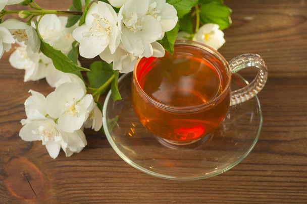 delicioso chá verde em bela tigela de vidro em uma mesa
 - Foto, Imagem