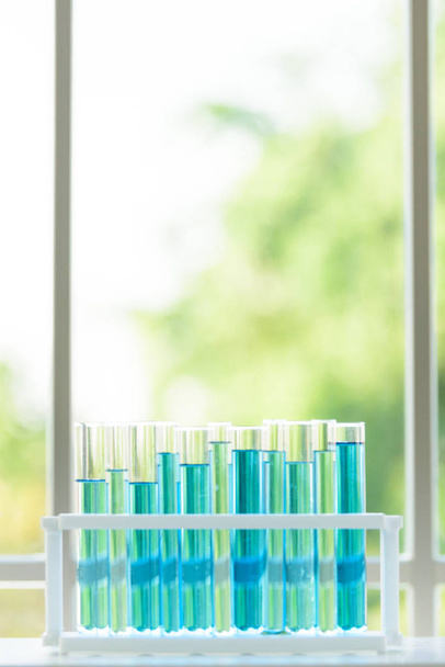 Laboratóriumi üvegáru készlet színes tesztlaborban. - Fotó, kép
